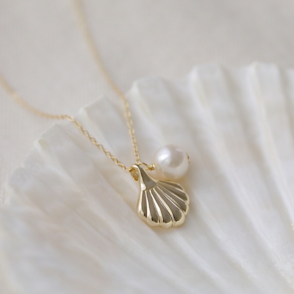 Seashell Pearl Necklace  | 14k Gold Plated - Picture 7 of 12